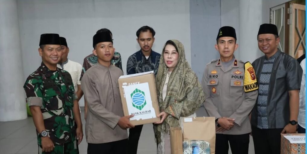 Pemimpin Bank Kalbar Cabang Singkawang menyerahkan bantuan secara simbolis dalam acara Safari Ramadhan Pemerintah Kota Singkawang di Masjid Agung Nurul Islam. (Dok. HO/Faktakalbar.id)