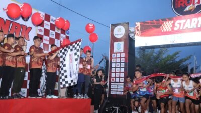 Wali Kota Pontianak Edi Rusdi Kamtono bersama jajaran manajemen Bank Kalbar melepas ribuan peserta Pontianak City Run 2026 di garis start. (Dok. HO/Faktakalbar.id)