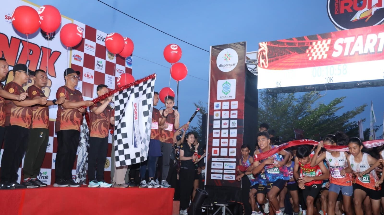 Wali Kota Pontianak Edi Rusdi Kamtono bersama jajaran manajemen Bank Kalbar melepas ribuan peserta Pontianak City Run 2026 di garis start. (Dok. HO/Faktakalbar.id)