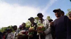 Deretan penambang sampan dan pekerja transportasi di Pontianak menerima paket beras bantuan dari Insan Perhubungan Peduli Kasih. (Dok. HO/Faktakalbar.id)