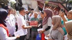 Wali Kota Pontianak, Edi Rusdi Kamtono, didampingi petugas BPBD dan Dinas Sosial, menyerahkan bantuan paket sembako dan santunan tali asih kepada Herlena, korban kebakaran di Gang Tamang I, Kelurahan Sungai Jawi. (Dok. HO/Faktakalbar.id)