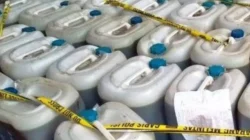 Kepolisian mengamankan barang bukti berupa kendaraan pikap dan jerigen yang digunakan tersangka dalam kasus penyelewengan bahan bakar bersubsidi di wilayah Pontianak Barat.