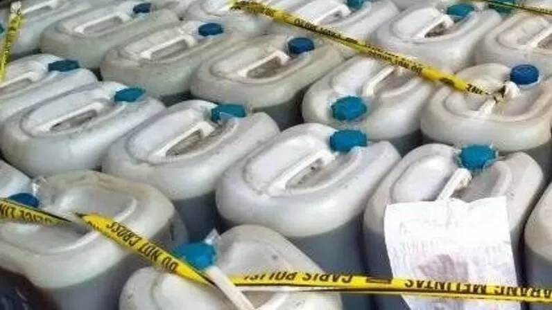 Kepolisian mengamankan barang bukti berupa kendaraan pikap dan jerigen yang digunakan tersangka dalam kasus penyelewengan bahan bakar bersubsidi di wilayah Pontianak Barat.