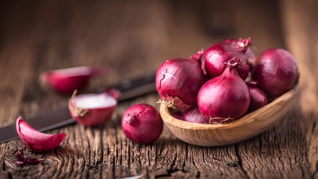Masyarakat perlu mengetahui cara menyimpan bawang merah yang tepat agar bumbu dapur ini tidak cepat membusuk dan awet hingga berbulan-bulan. (Dok. Ist)