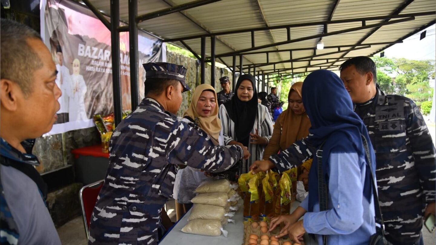 Prajurit Kodaeral XII melayani warga saat Bazar Ramadhan TNI di Satrol Kodaeral XII Pontianak untuk membantu memenuhi kebutuhan pokok jelang lebaran. (Dok. HO/Faktakalbar.id)