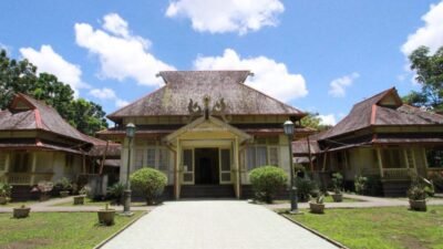 "Benarkah lagu Cik Cik Periuk berisi sindiran untuk penjajah? Simak bedah makna lirik dan fakta unik lagu daerah Kalimantan Barat yang mendunia ini."