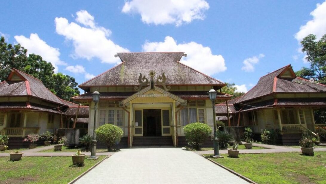 "Benarkah lagu Cik Cik Periuk berisi sindiran untuk penjajah? Simak bedah makna lirik dan fakta unik lagu daerah Kalimantan Barat yang mendunia ini."