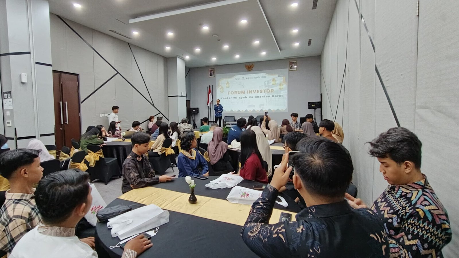 "P.H. Kepala BEI Kalbar Ardhy Anto memberikan paparan mengenai pentingnya literasi keuangan dalam acara Galeri Investasi Gathering 2026 di Pontianak."