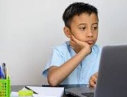 Cegah Siswa Alami Learning Loss, Menko PMK Tegaskan Kebijakan Sekolah Daring Batal