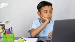 Wacana sekolah daring batal mulai April 2026. Pemerintah tegaskan pembelajaran tatap muka tetap jadi prioritas utama siswa.