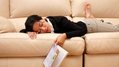 "Tidur siang saat sakit sangat penting untuk pemulihan, namun durasinya tidak boleh sembarangan. Simak durasi tidur siang yang disarankan menurut sains di sini. "