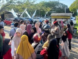 Program Gerobak Sedekah Presisi, Polwan Polda Kalbar Bagikan Takjil di Masjid Mujahidin