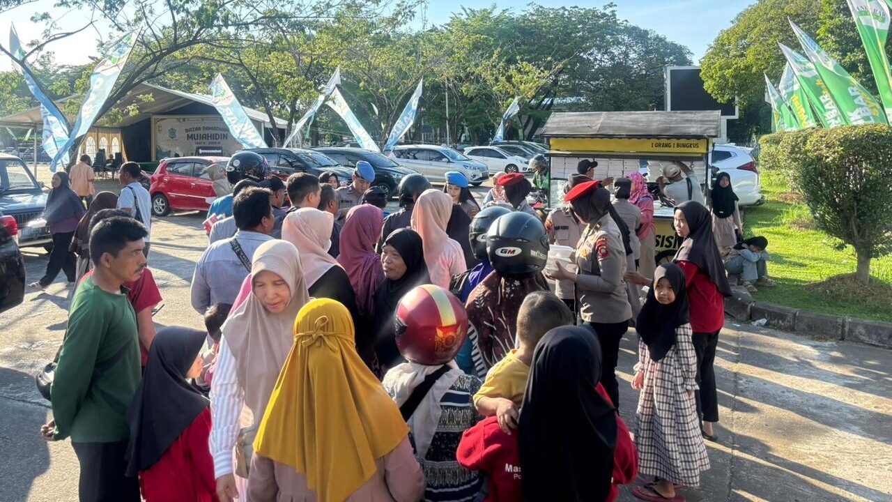 Personel Polwan Polda Kalbar membagikan paket takjil berbuka puasa kepada masyarakat melalui program Gerobak Sedekah Presisi di kawasan Masjid Raya Mujahidin Pontianak.