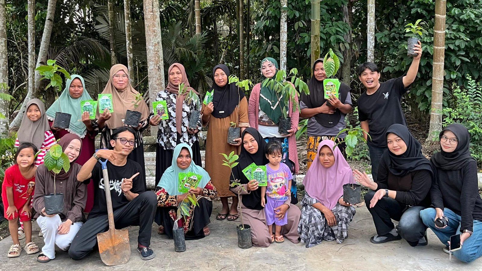 "Lembaga Gemawan mendistribusikan bantuan bibit tanaman dan edukasi metode Analog Forestry untuk memperkuat peran perempuan petani di Desa Punggur Besar dan Kecil."