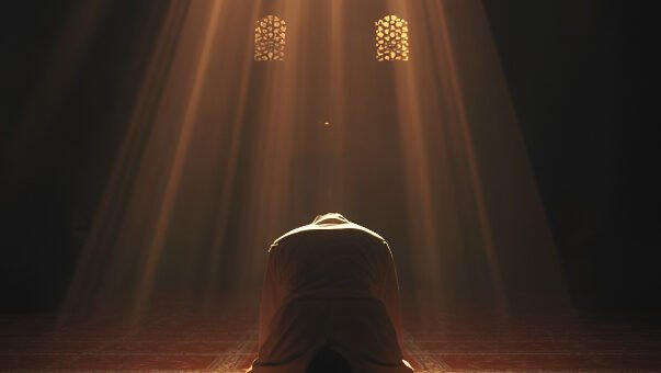 Ilustrasi - Kaum muslim melantunkan rangkaian doa pada malam Lailatul Qadar. Doa ini membantu memohon ampunan, kelancaran rezeki, hingga mengubah takdir. (Dok. Ist)