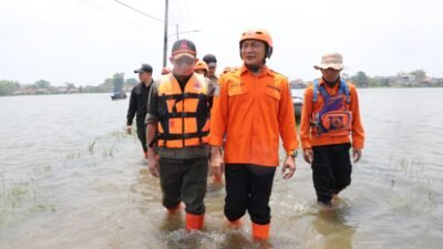 "Kepala BNPB Suharyanto tinjau banjir Pasuruan dan instruksikan normalisasi sungai. BNPB juga siapkan helikopter water bombing hadapi kemarau Jatim 2026."