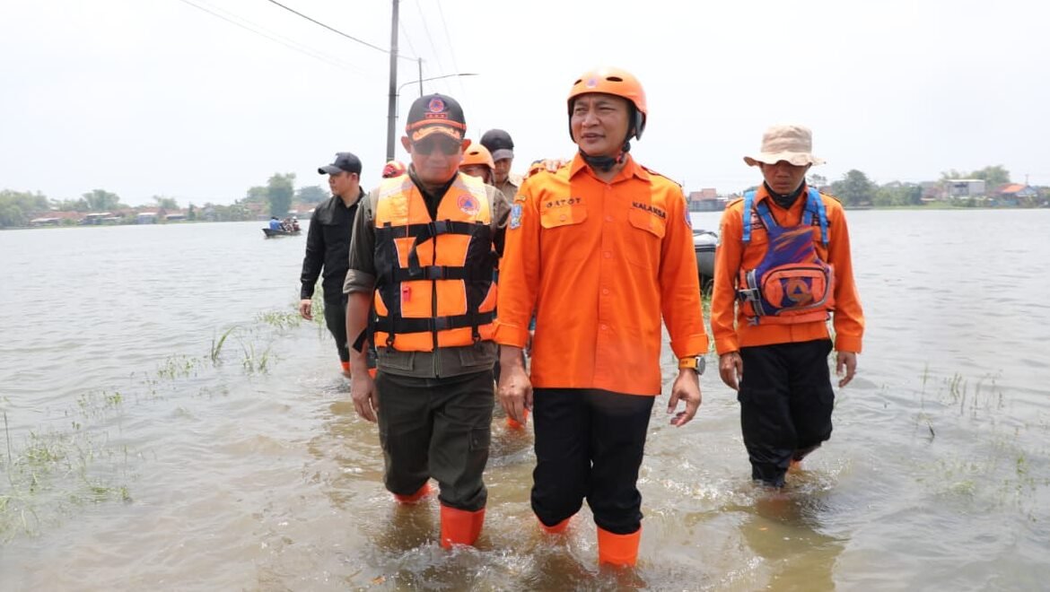 "Kepala BNPB Suharyanto tinjau banjir Pasuruan dan instruksikan normalisasi sungai. BNPB juga siapkan helikopter water bombing hadapi kemarau Jatim 2026."