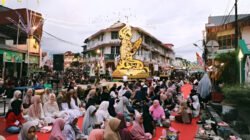 Wakil Wali Kota Singkawang Muhammadin menghadiri kegiatan Buka Puasa Akbar Singkawang 2026 di Masjid Raya. Ribuan masyarakat hadir mempererat persaudaraan. (Dok: Prokopim Singkawang)