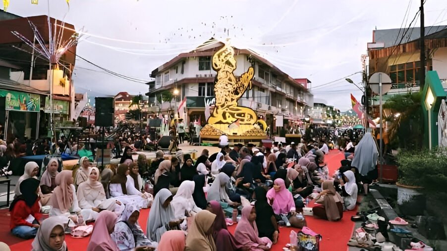 Wakil Wali Kota Singkawang Muhammadin menghadiri kegiatan Buka Puasa Akbar Singkawang 2026 di Masjid Raya. Ribuan masyarakat hadir mempererat persaudaraan. (Dok: Prokopim Singkawang)
