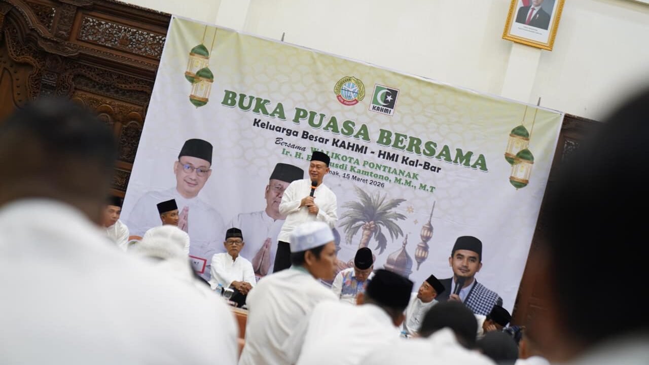 Wali Kota Pontianak Edi Kamtono memberikan sambutan dalam acara buka puasa bersama KAHMI dan HMI Kalbar di Aula Rumah Dinas. (Dok. HO/Faktakalbar.id)