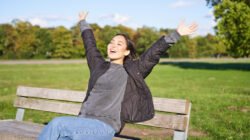 "Ternyata harta bukan segalanya. Simak alasan psikologis mengapa ada orang yang sangat mudah bahagia dengan hal sederhana melalui mindfulness dan rasa syukur."