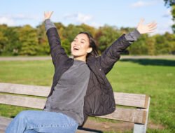 Bukan karena Harta, Ini Alasan Psikologis Mengapa Ada Orang yang Sangat Mudah Bahagia