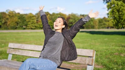 "Ternyata harta bukan segalanya. Simak alasan psikologis mengapa ada orang yang sangat mudah bahagia dengan hal sederhana melalui mindfulness dan rasa syukur."