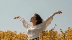 "Semakin dewasa, kita sering merasa gengsi untuk meminta bantuan orang lain. Pahami 5 alasan psikologis mengapa kemandirian membuat kita sulit terbuka. "