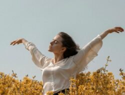 Bukan Soal Materi, Ini 5 Alasan Mengapa Kita Makin Gengsi Minta Tolong Saat Dewasa