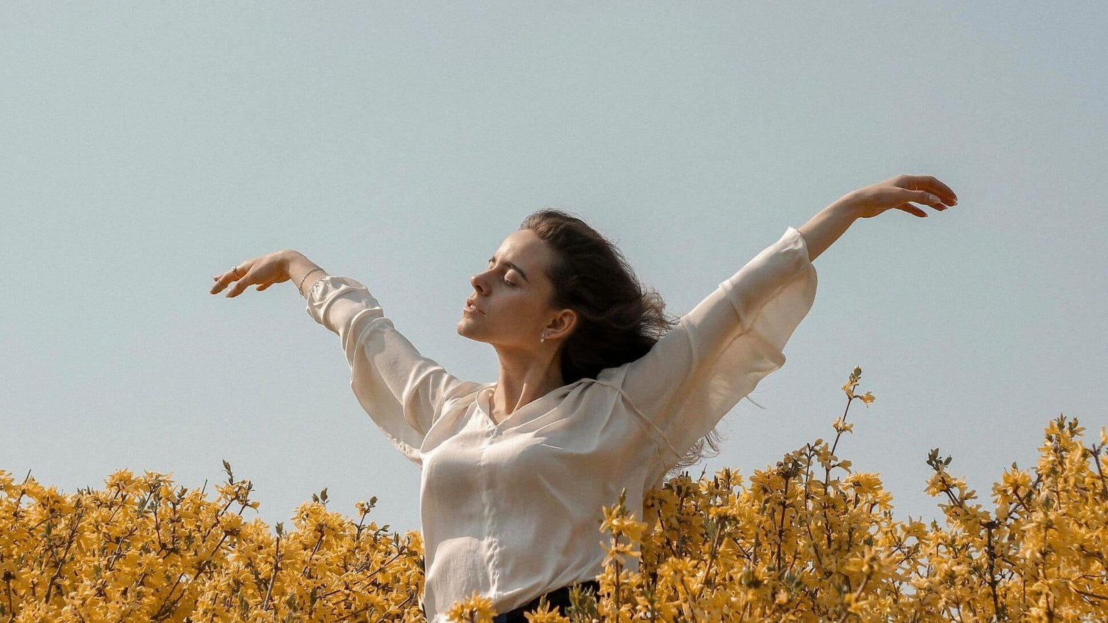 "Semakin dewasa, kita sering merasa gengsi untuk meminta bantuan orang lain. Pahami 5 alasan psikologis mengapa kemandirian membuat kita sulit terbuka. "