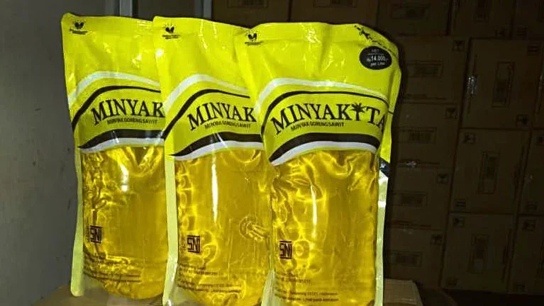 "Perum Bulog gelontorkan stok Minyakita untuk stabilkan harga jelang Lebaran 2026. Bulog dapat alokasi 70% dari kuota DMO BUMN pangan."