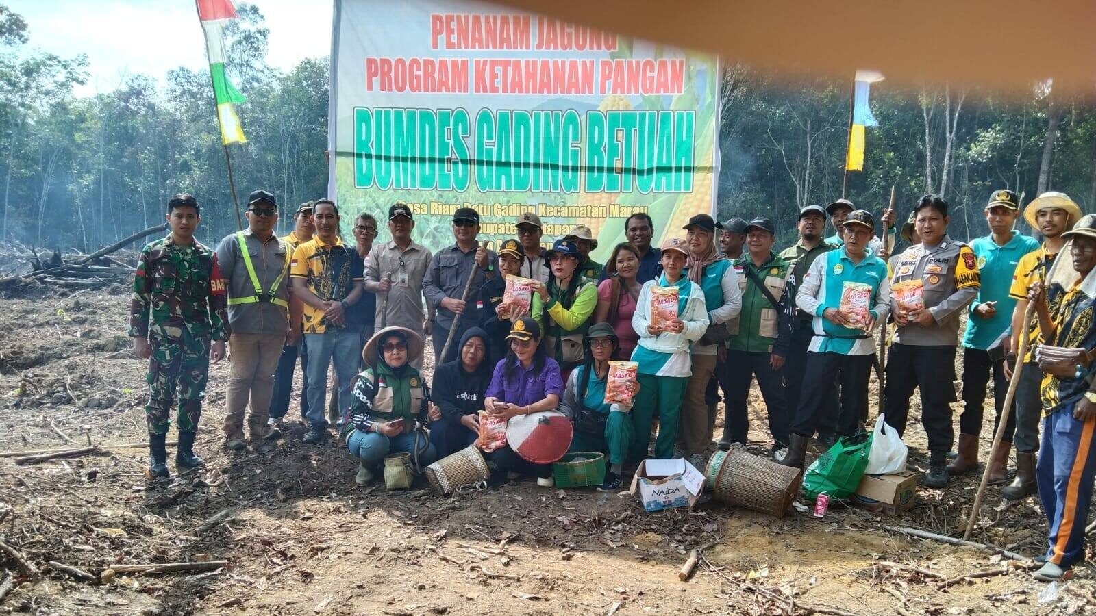 Pengurus BUMDes Gading Bertuah bersama jajaran Pemerintah Kecamatan Marau dan Desa Riam Batu Gading dalam program ketahanan pangan penanaman jagung. (dok. HO/Faktakalbar.id)