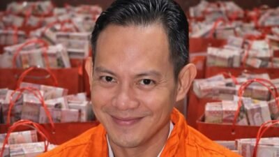 KPK amankan uang Rp610 juta dalam goodie bag pada OTT Bupati Cilacap, Jumat (13/3/2026). Tersangka diduga peras 23 OPD hingga puskesmas untuk setoran THR.