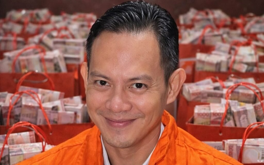 KPK amankan uang Rp610 juta dalam goodie bag pada OTT Bupati Cilacap, Jumat (13/3/2026). Tersangka diduga peras 23 OPD hingga puskesmas untuk setoran THR.