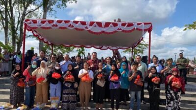 Bupati Kapuas Hulu Fransiskus Diaan berfoto bersama warga saat pembukaan Gerakan Pangan Murah di Waterfront Siluk Putussibau. (Dok. HO/Faktakalbar.id)