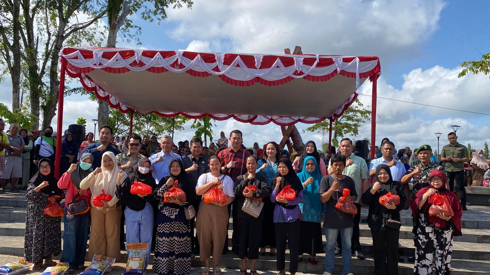 Bupati Kapuas Hulu Fransiskus Diaan berfoto bersama warga saat pembukaan Gerakan Pangan Murah di Waterfront Siluk Putussibau. (Dok. HO/Faktakalbar.id)