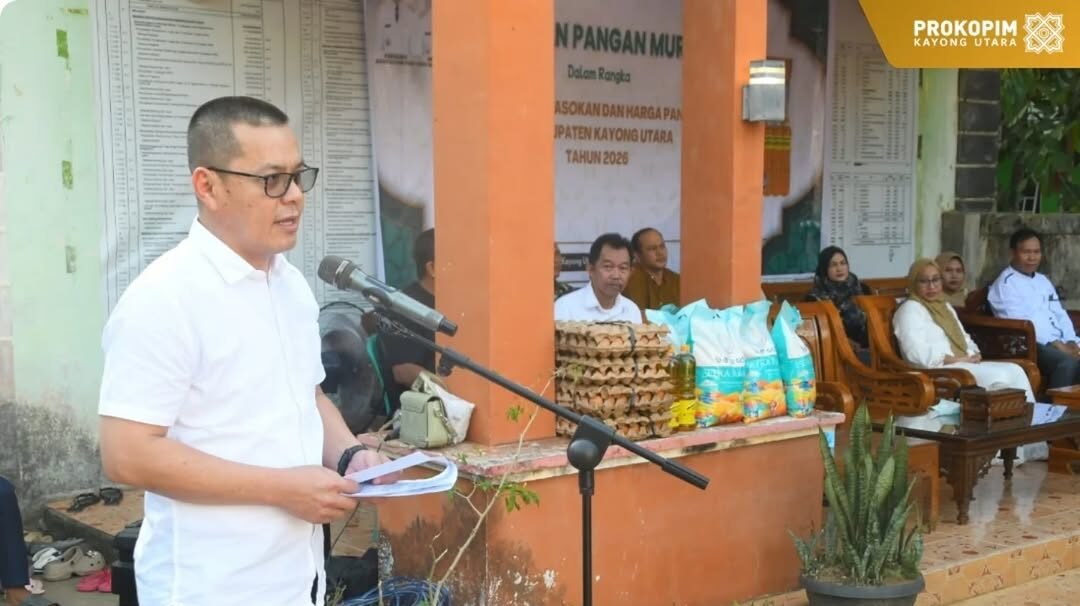 Bupati Kayong Utara Romi Wijaya memberikan sambutan di depan warga pada kegiatan Gerakan Pangan Murah di Halaman Kantor Desa Pampang Harapan. (Dok. HO/Faktakalbar.id)