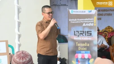 Bupati Kayong Utara Romi Wijaya memberikan sambutan dalam kegiatan Gerakan Pangan Murah (GPM) di Desa Riam Berasap Jaya. (Dok. HO/Faktakalbar.id)