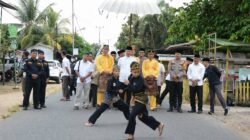 Kedatangan rombongan Bupati disambut dengan serangkaian prosesi adat kerajaan yang sakral, mulai dari atraksi Silat Kutemare hingga pengalungan syal Kerajaan. (Dok. HO/Faktakalbar.id)
