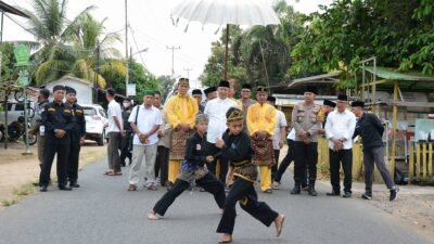 Kedatangan rombongan Bupati disambut dengan serangkaian prosesi adat kerajaan yang sakral, mulai dari atraksi Silat Kutemare hingga pengalungan syal Kerajaan. (Dok. HO/Faktakalbar.id)