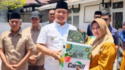 Bupati Ketapang Alexander Wilyo memberikan sambutan sekaligus menyerahkan bingkisan Lebaran secara simbolis kepada para petugas kebersihan dan perawat taman.