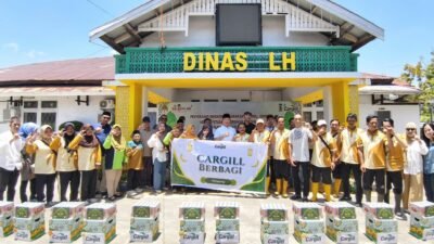 Bupati Ketapang menyerahkan bantuan bingkisan Lebaran dari Cargill Group kepada petugas kebersihan dan taman di Kantor DLH. (Dok. HO/Faktakalbar.id)