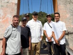 Bupati Alexander Wilyo Pimpin Penancapan Tiang Listrik Pertama di Tanjung Lambai