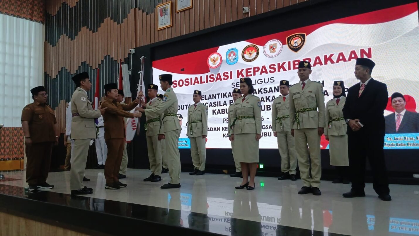 "Bupati Kubu Raya Sujiwo resmi melantik anggota Duta Pancasila Paskibraka Indonesia (DPPI) tingkat kabupaten dan meminta mereka membumikan nilai kebangsaan. "