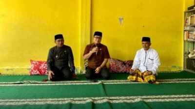 Bupati Kubu Raya Sujiwo saat memberikan motivasi dan santunan kepada pengurus serta anak asuh di Panti Asuhan Al-Haq Desa Rengas Kapuas. (dok. HO/Faktakalbar.id)