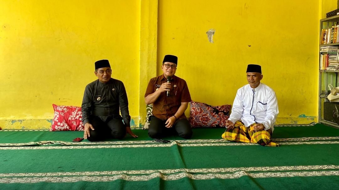 Bupati Kubu Raya Sujiwo saat memberikan motivasi dan santunan kepada pengurus serta anak asuh di Panti Asuhan Al-Haq Desa Rengas Kapuas. (dok. HO/Faktakalbar.id)