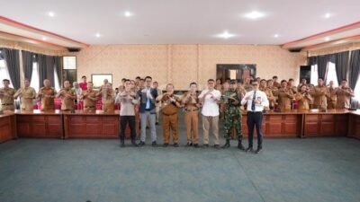 Pemkab resmi memulai penerapan aplikasi Siskeudes Online di Sanggau melalui penandatanganan kerja sama pada Senin (16/3/2026) guna wujudkan desa transparan.