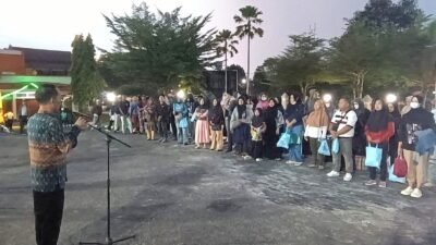 Bupati Sintang Gregorius Herkulanus Bala saat menyambut kedatangan 150 warga peserta program mudik gratis di Halaman Kantor Bupati Sintang, Rabu (18/3/2026).