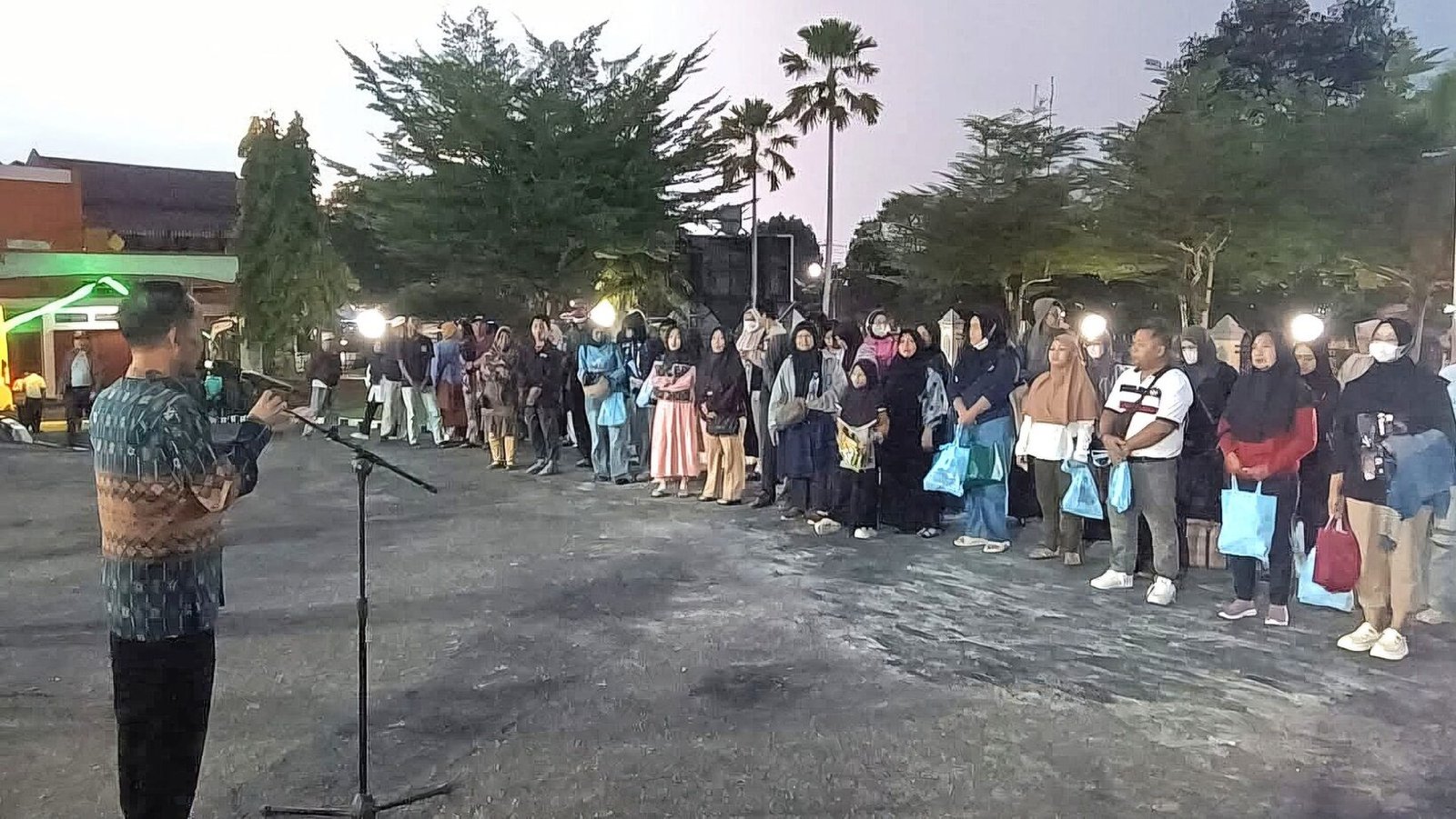 Bupati Sintang Gregorius Herkulanus Bala saat menyambut kedatangan 150 warga peserta program mudik gratis di Halaman Kantor Bupati Sintang, Rabu (18/3/2026).