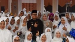 Bupati Kubu Raya Sujiwo berfoto bersama pengurus dan anggota Badan Kontak Majelis Taklim (BKMT) Kabupaten Kubu Raya. (Dok. HO/Faktakalbar.id)